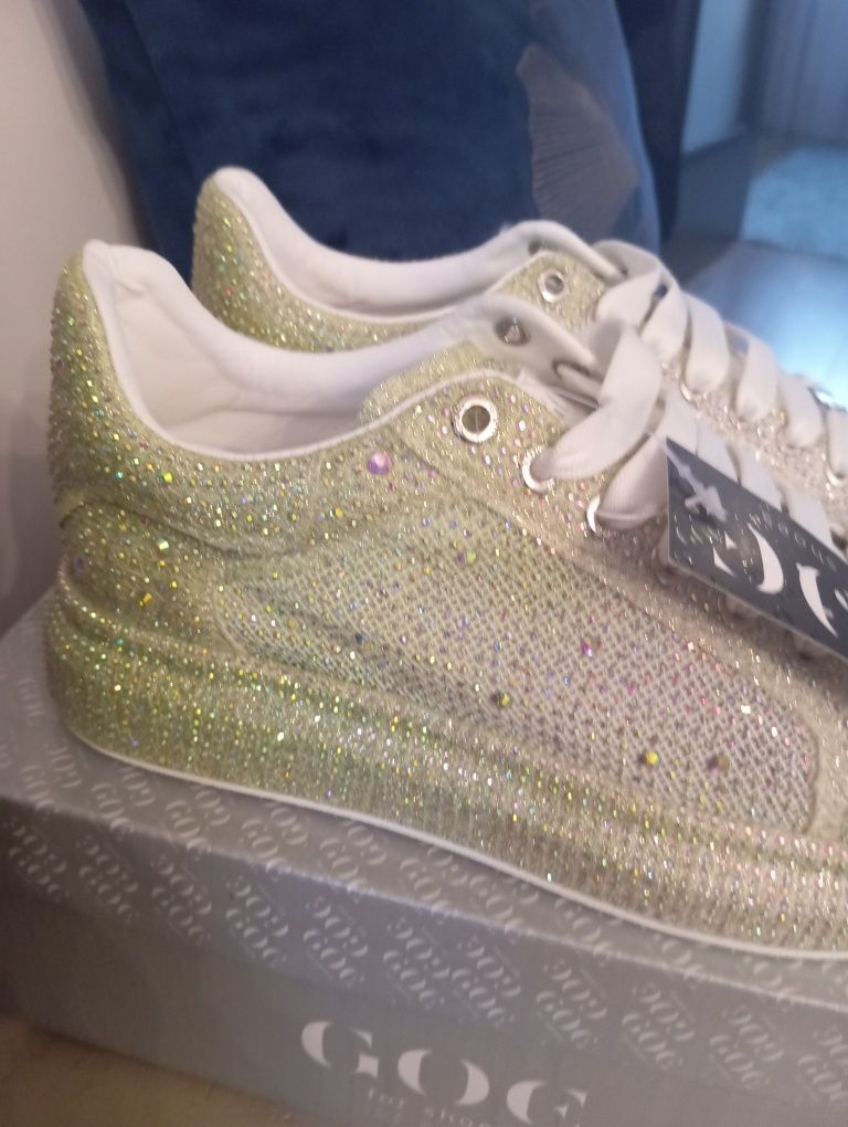 Buty firmy GOE cekinowe