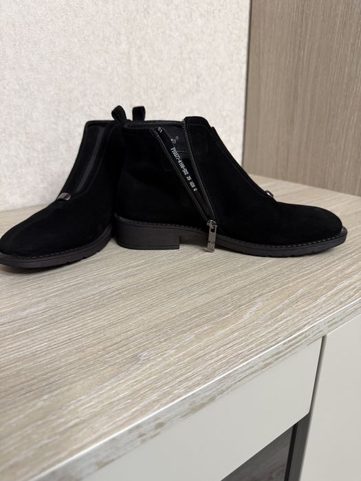 Продам женские замшевые ботинки