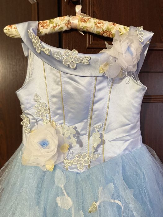 Продам або здам в оренду бальні сукні