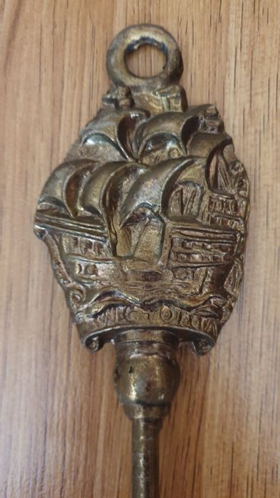 Старинный аксесуар для камина