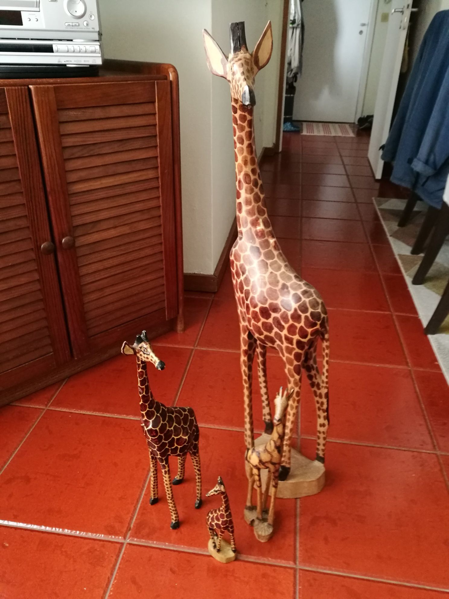 4 girafas africanas em madeira