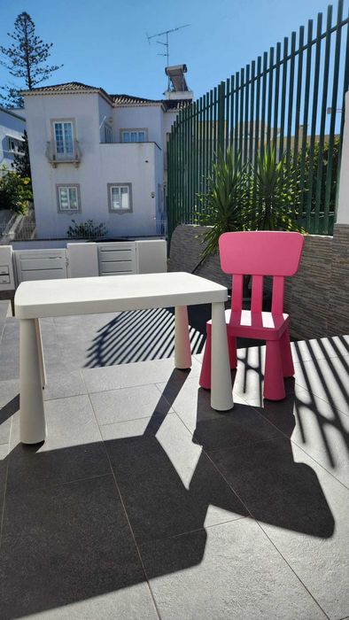 Mesa p/criança MAMMUT branca com 1 cadeira rosa