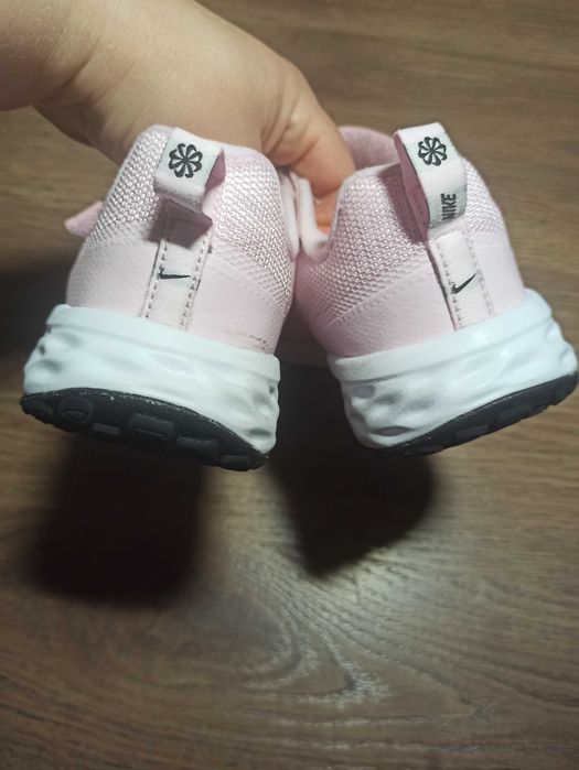 32 розмір Кросівки для дівчинки NIKE REVOLUTION 6 NN