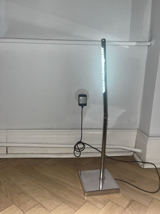 Chromowana metalowa lampa biurowa