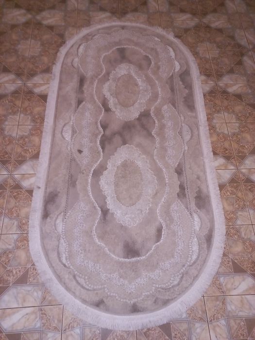 Килим овальний в хорошому стані