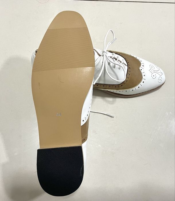 Sapatos oxford 44 em pele branco e beige novos