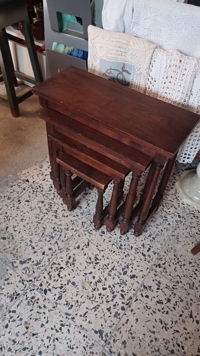 Conjunto de mesas de apoio