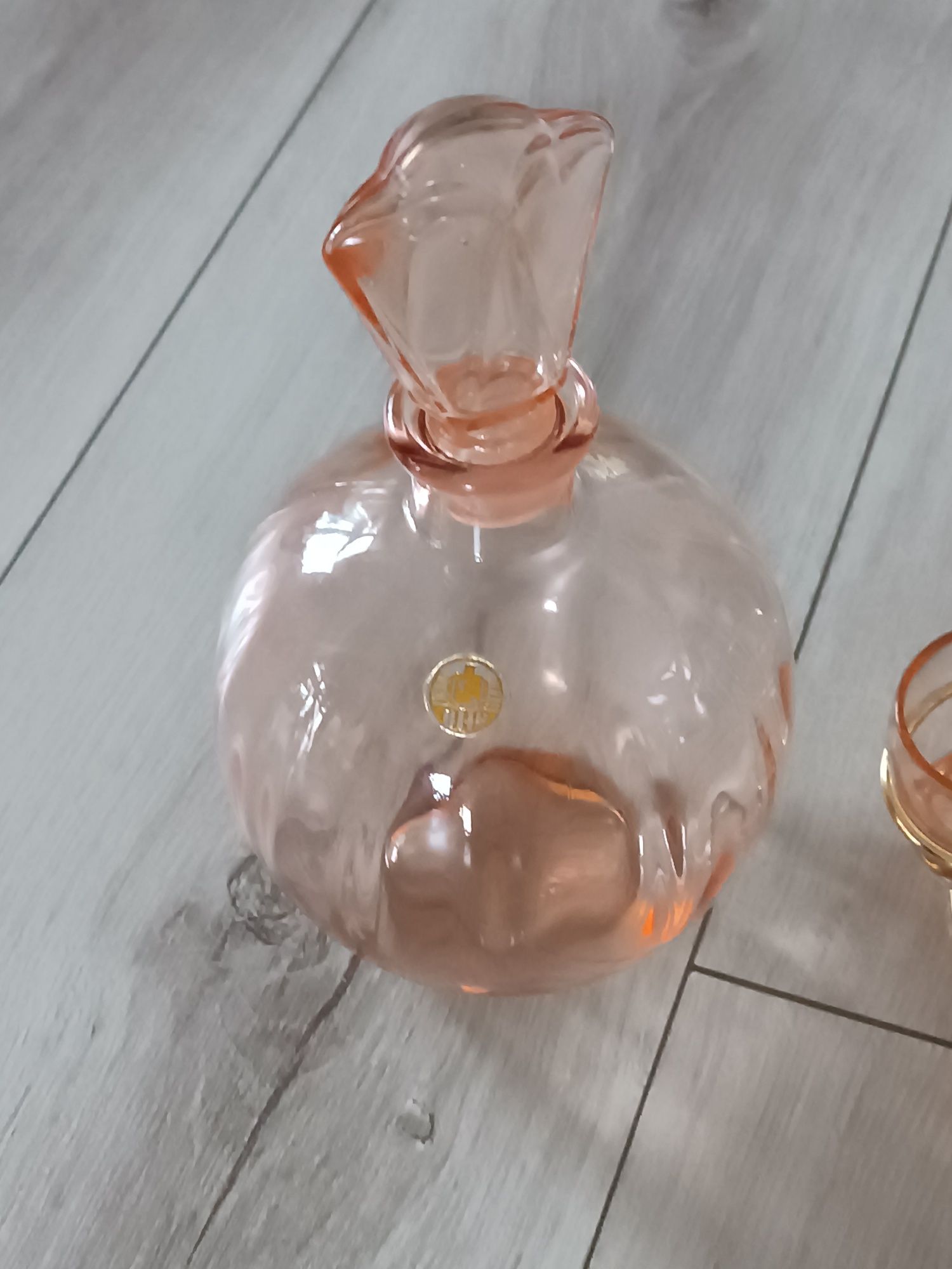 Karafka rozalinowa z kieliszkami