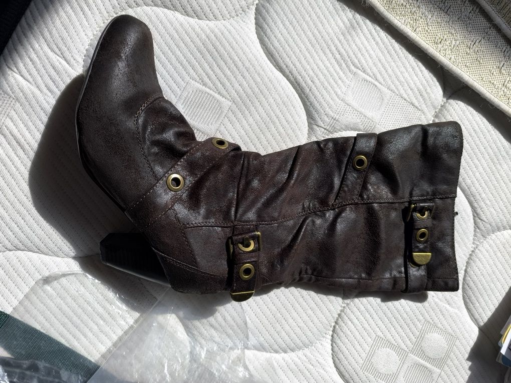 Botas castanhas como novas