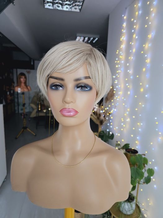 Krótka peruka blond KBS-13 naturalna fryzura