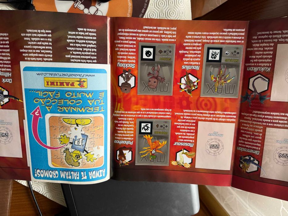 Invizimals - Sticker Album - com 156 figuras