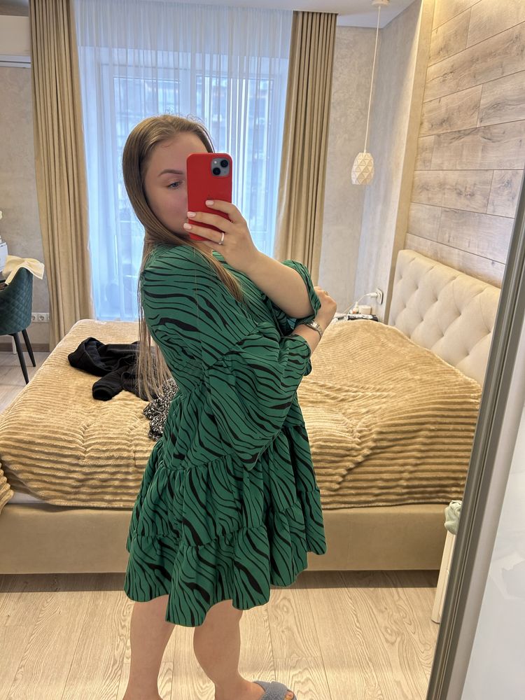 Сукня зелена з принтом