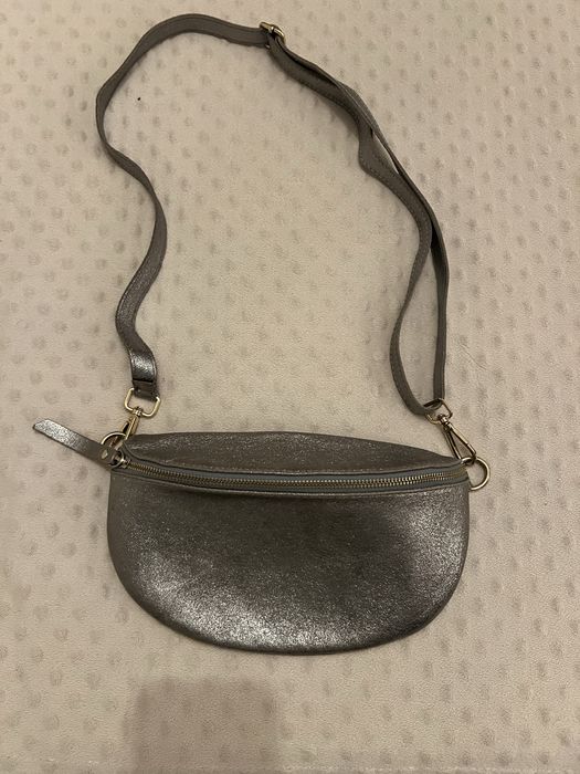 Bolsa de cintura prateada em pele
