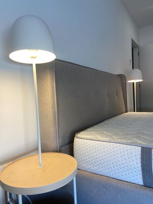 Cama + colchão + candeeiro de mesa de cabeceira