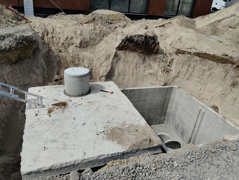 Szambo  betonowe.  Zbiornik betonowy. .
