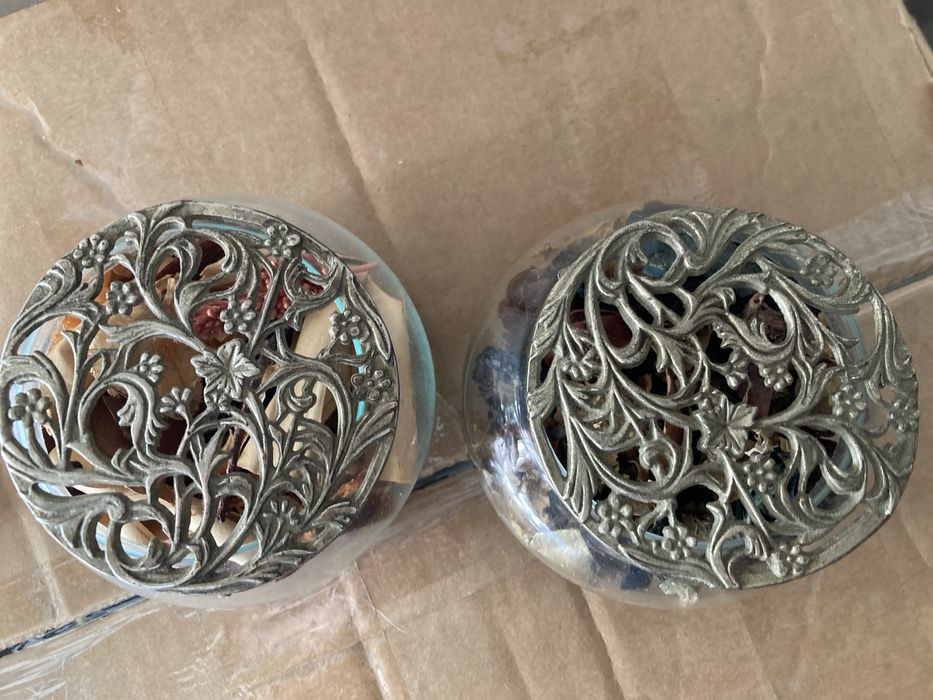 Recipientes em vidro e metal para pot pourrie