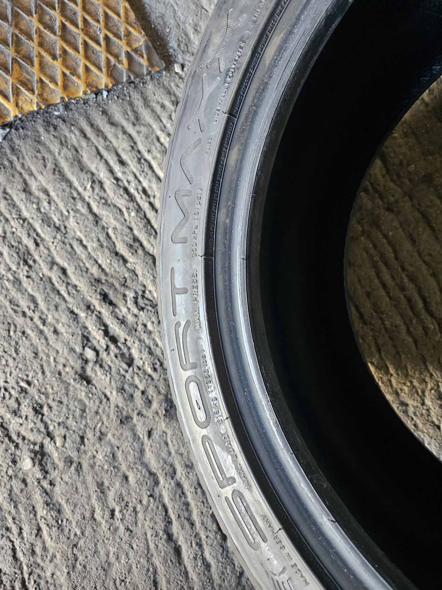 Opona 1szt Dunlop R17 225/45-8mm-20rok