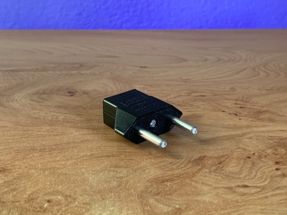 Adaptador p/ tomada US/EU **novo**