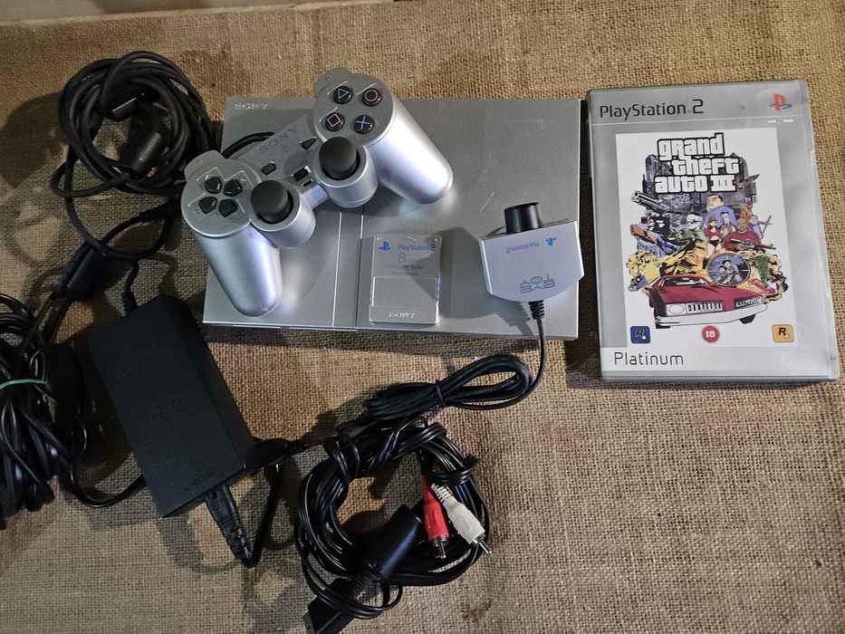 Ps2 cinza com um jogo