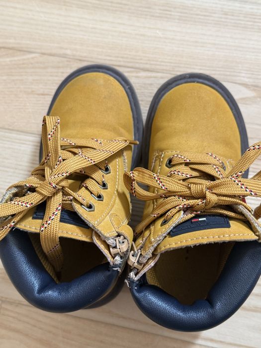 Tommy Hilfiger Buty chłopięce 26 świetny stan!