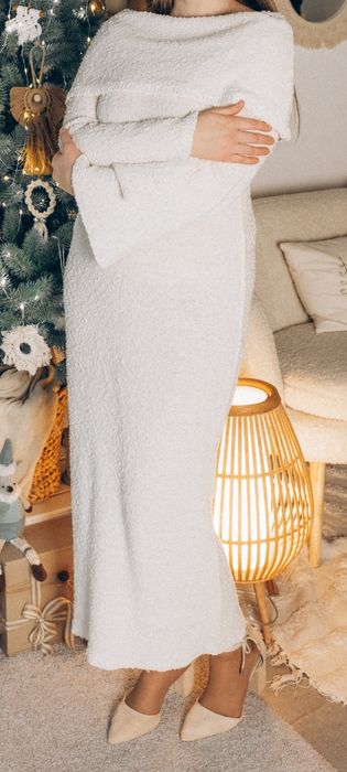 Сукня букле міді біла зі спущеними плечима