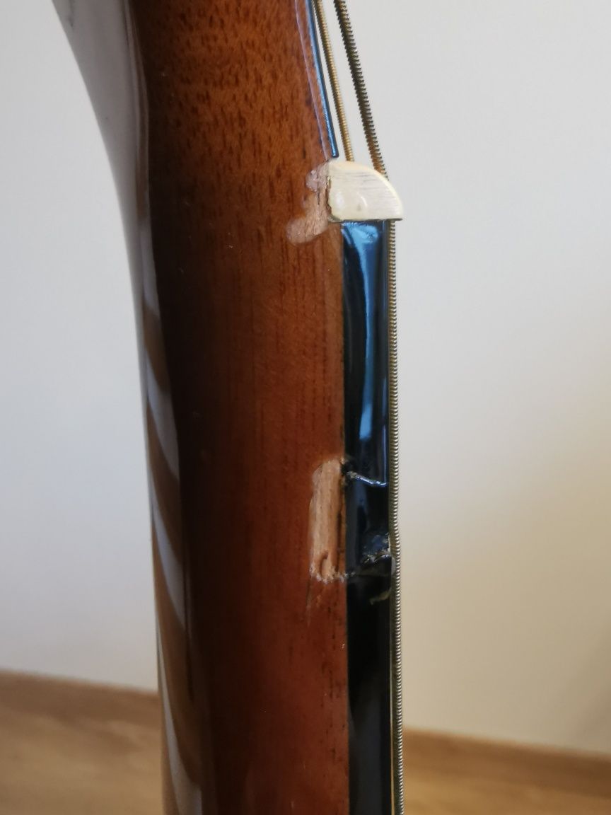 Sprzedam gitarę akustyczną Epiphone DR- 100 VS z futerałem i stojakiem