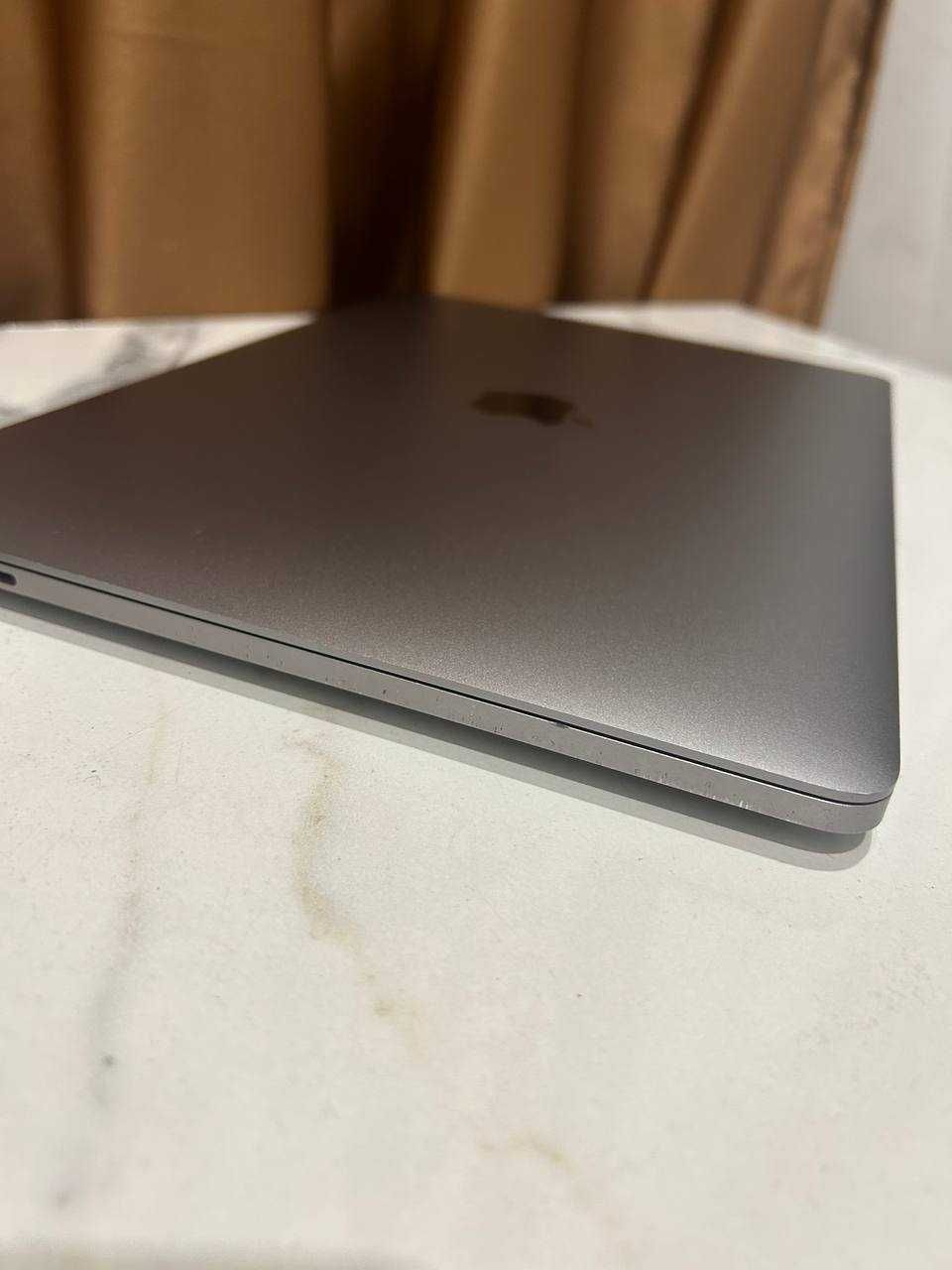 Макбук Apple MacBook Pro 13”, 2020р., і5, SSD 250gb, 8gb ОЗУ.