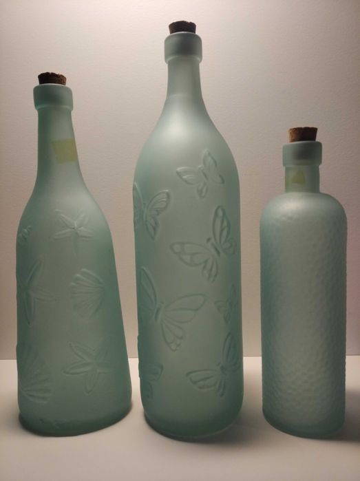 Garrafas decorativas em vidro fosco azul