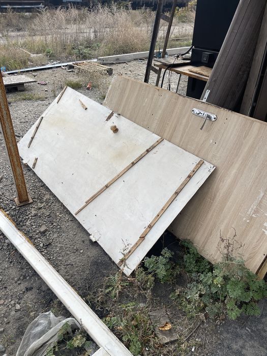 2 двері , 1 з лудкою та замком