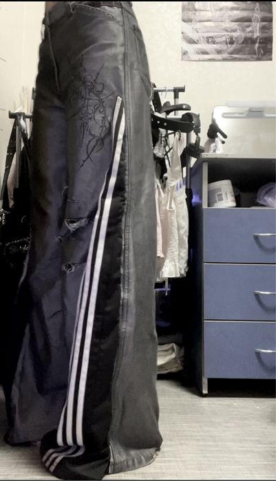 широкие джинсы кастом adidas