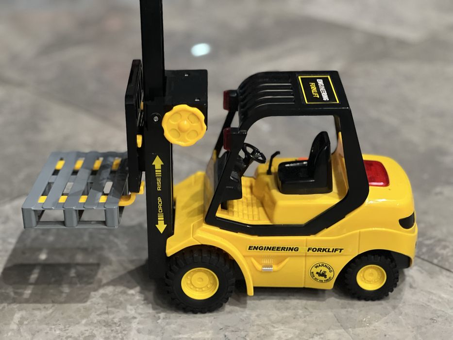 Машина погрузчик на батарейках.