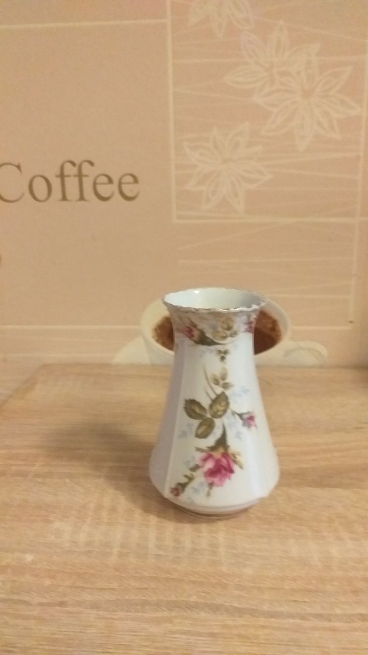 Wazonik porcelanowy