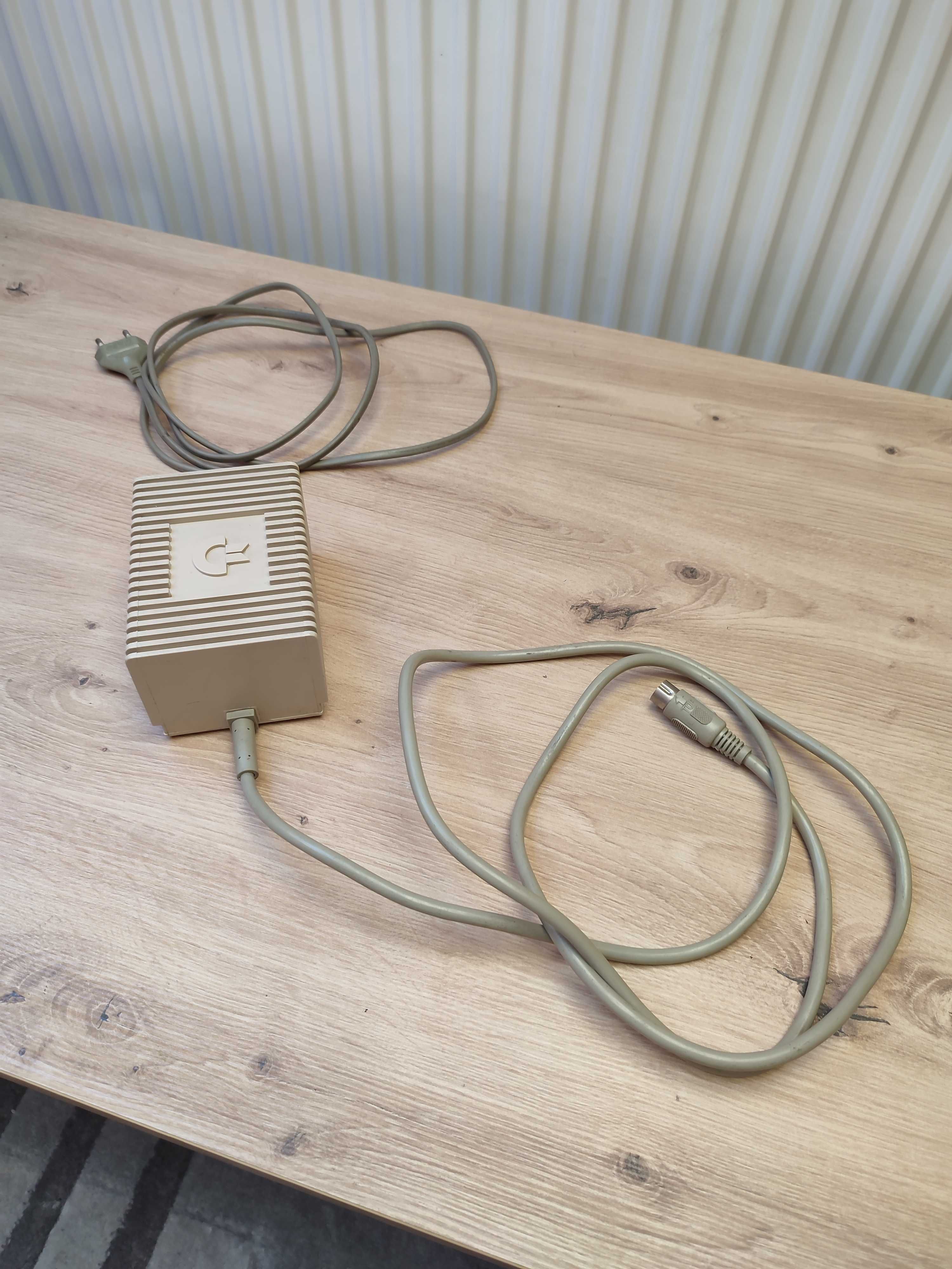 Oryginalny zasilacz Commodore C64, stan bdb, sprawny w 100%.