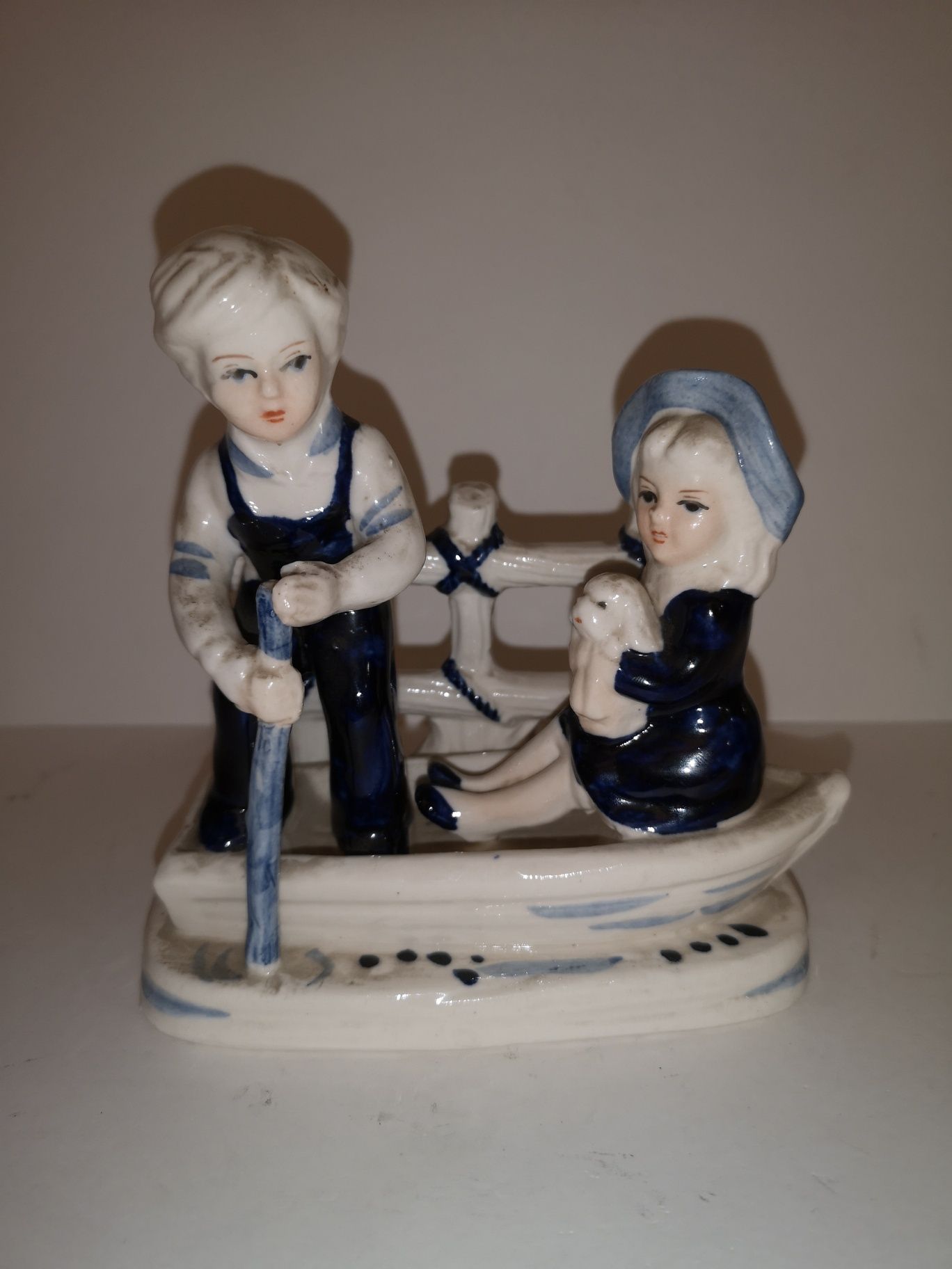 Porcelanowa figurka dzieci w łódce z Holandii