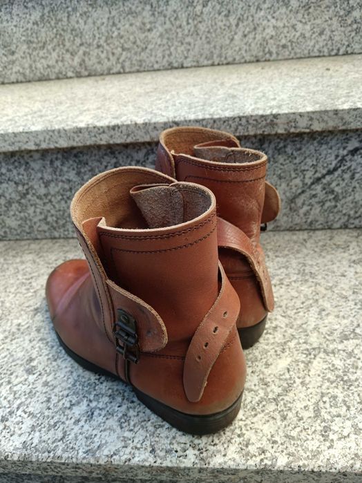 Botas em pele em bom estado