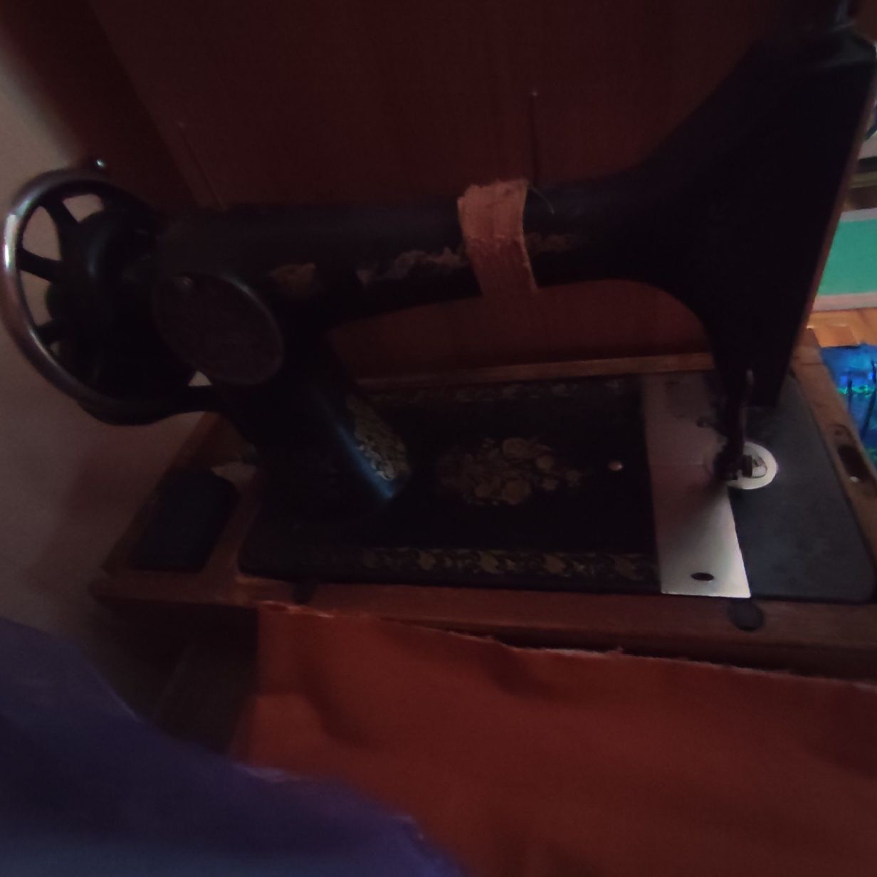 Продам швейную машинку, ценителям раритета, ей 98лет, шьёт идеально, .