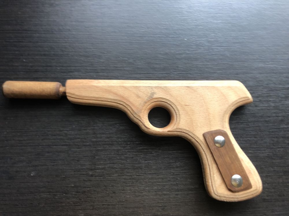 Дерев’яний пістолет з глушителем