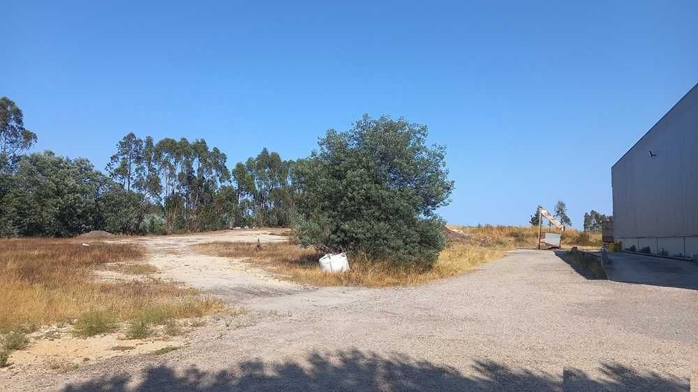 Armazém com 812 m2 num terreno com 51000 m2, Montijo.