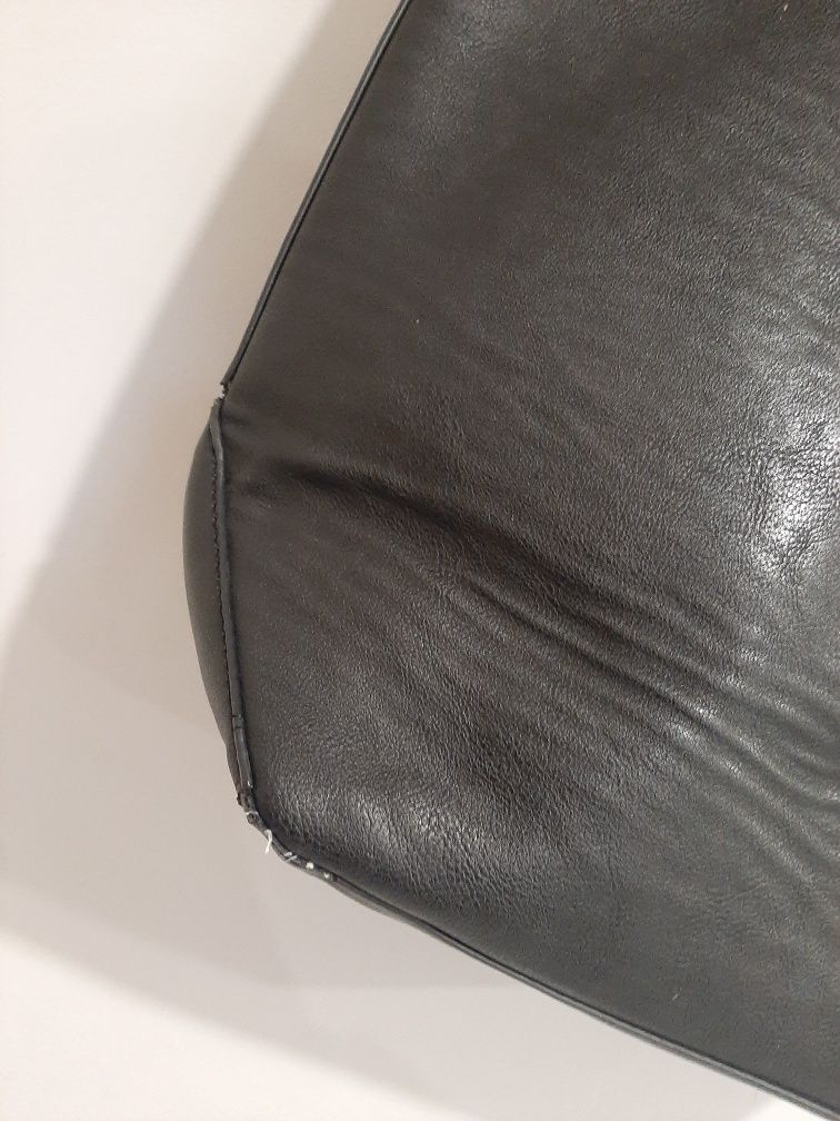 Czarna torebka skórzana na ramię