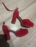 Czerwone buty na korku