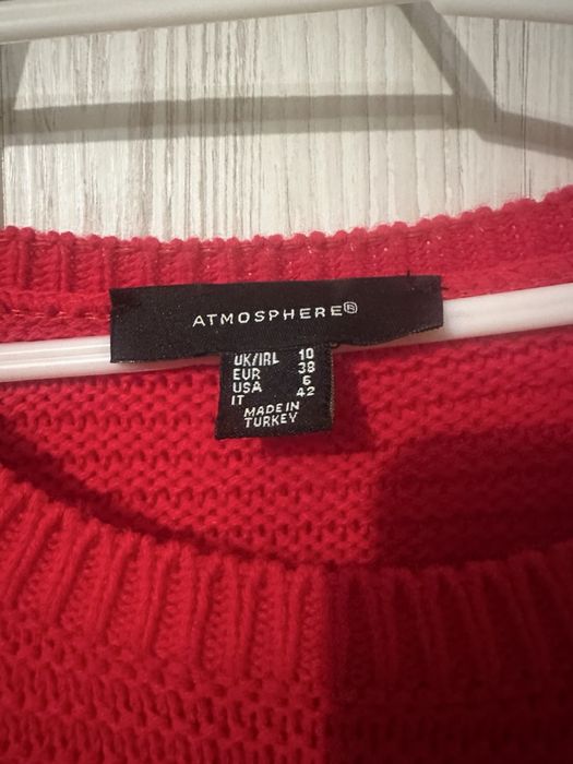 Червона кофта з розрізами на рукавах