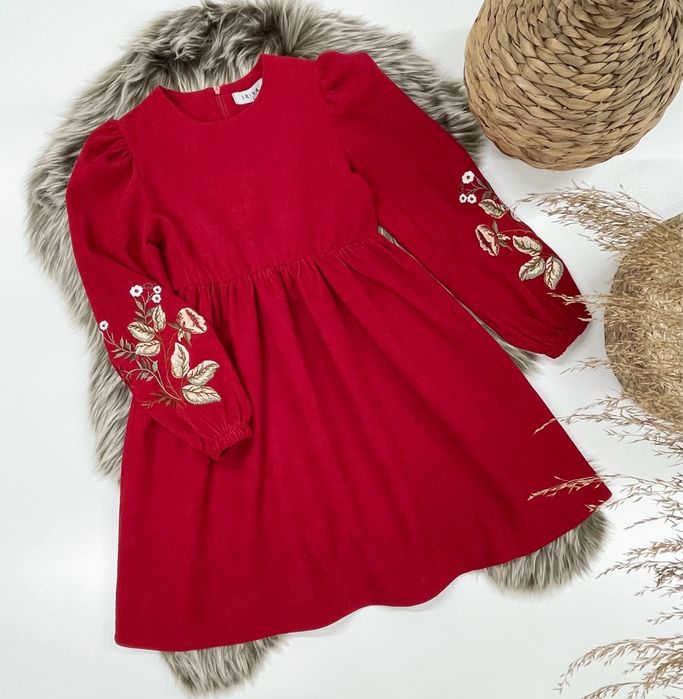 сукня з вишивкою для дівчинки 128,134,140,146,152