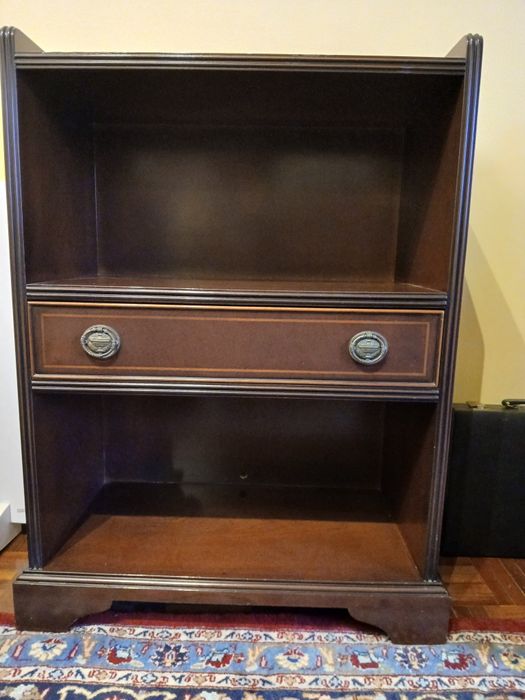 Cómoda Mogno com Duas Prateleiras e Gaveta