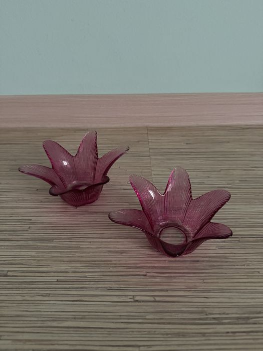 Zestaw 2 różowych świeczników w kształcie kwiata