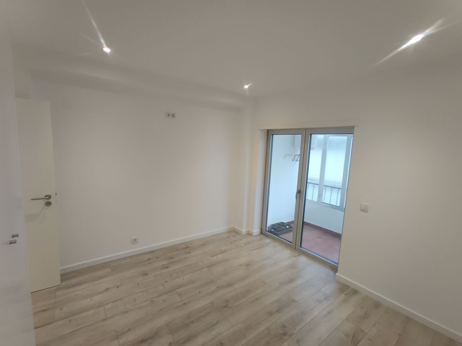 Apartamento T2 Renovado com Vista Única – Coimbra