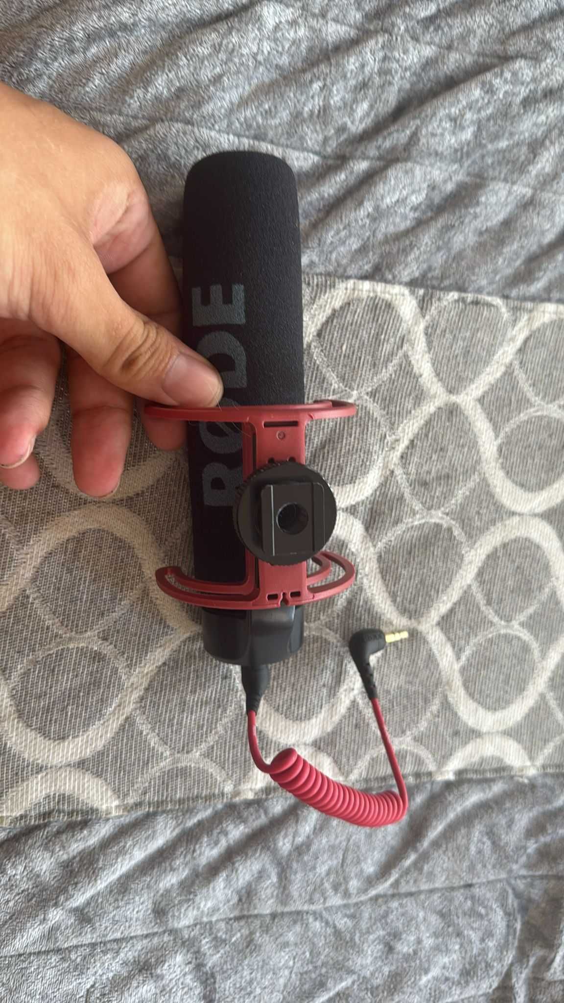 Microfone RØDE VideoMic GO – Direcional, com suporte anti-choque