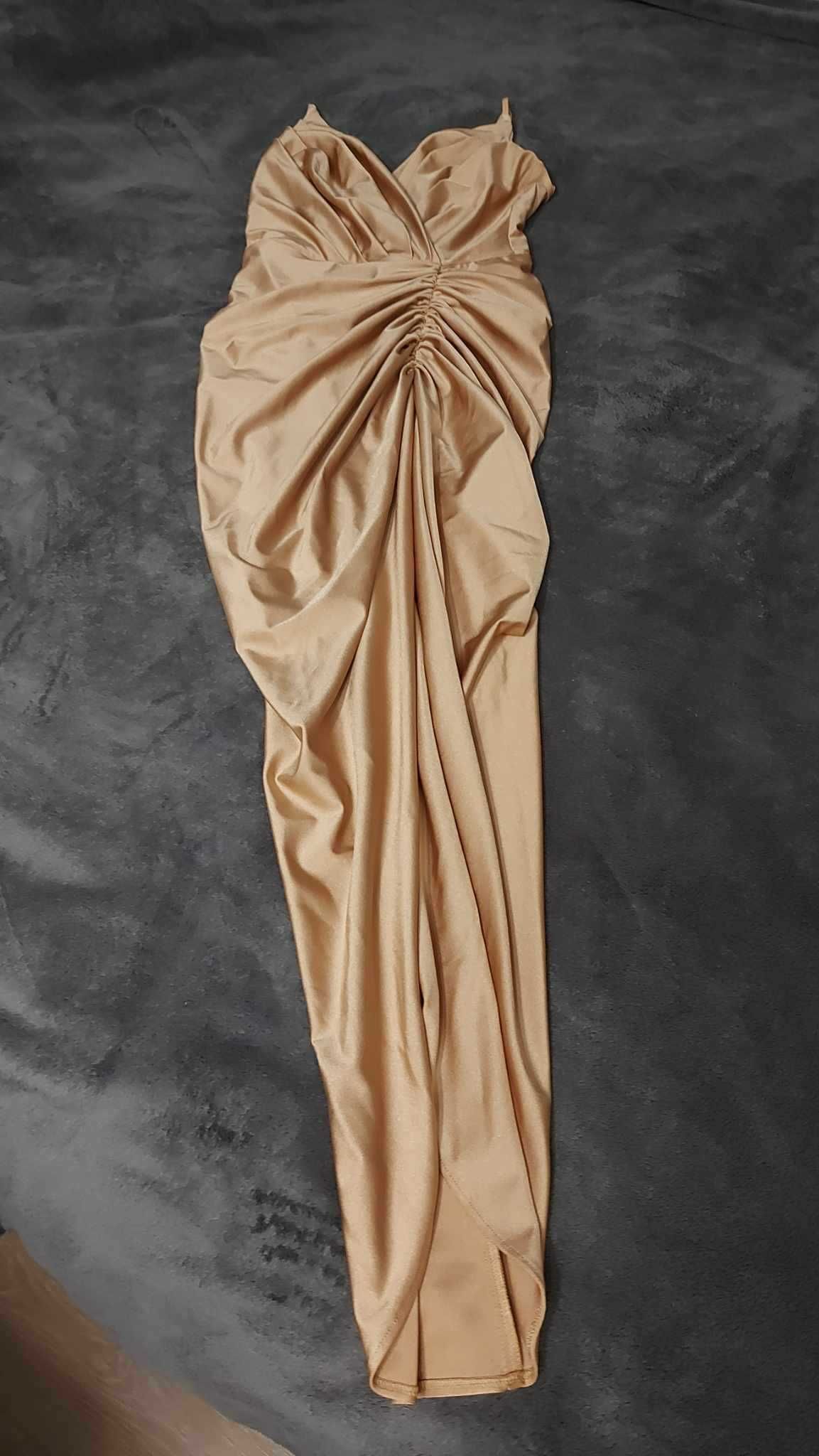 Sukienka firmy Illuminate, rozmiar M. Kendall beżowa, Midi.