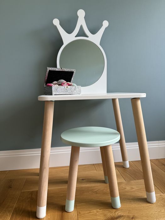 Toaletka z lustrem i krzesełkiem