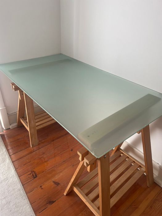 Secretária com tampo de vidro fosco – 150x80 cm