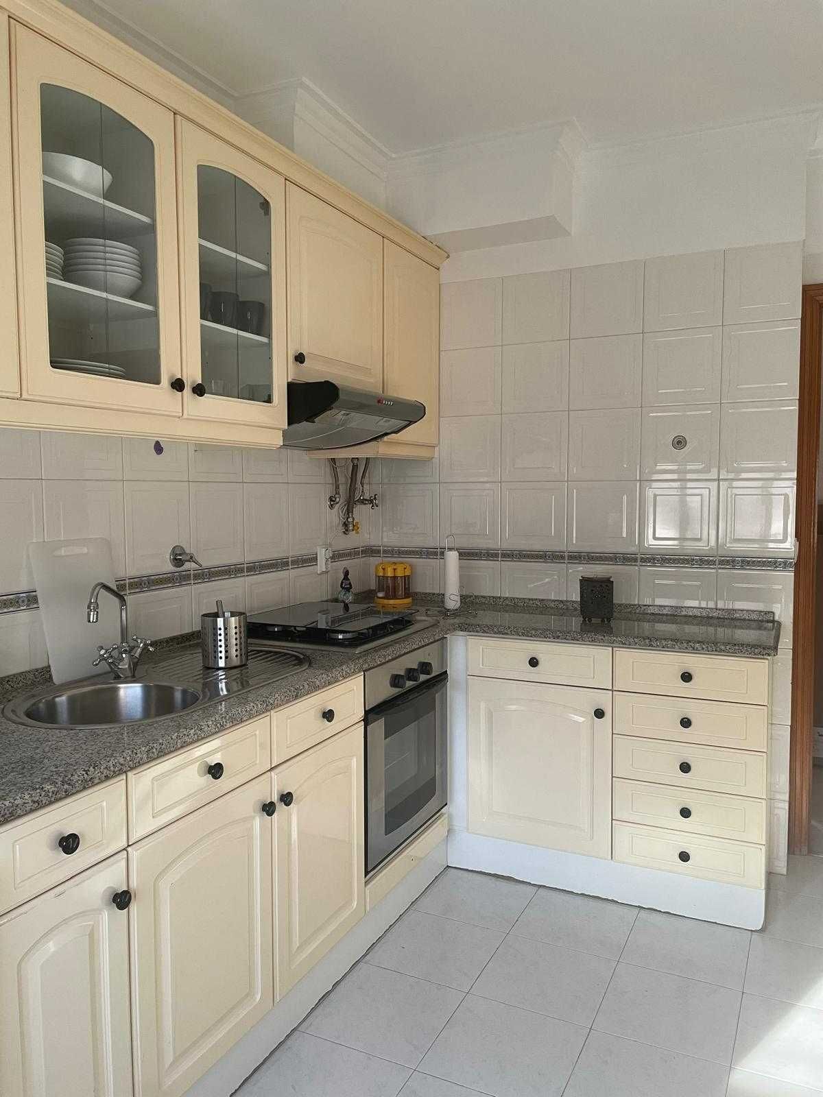 Quarto para arrendar na Amadora próximo Metro/CP